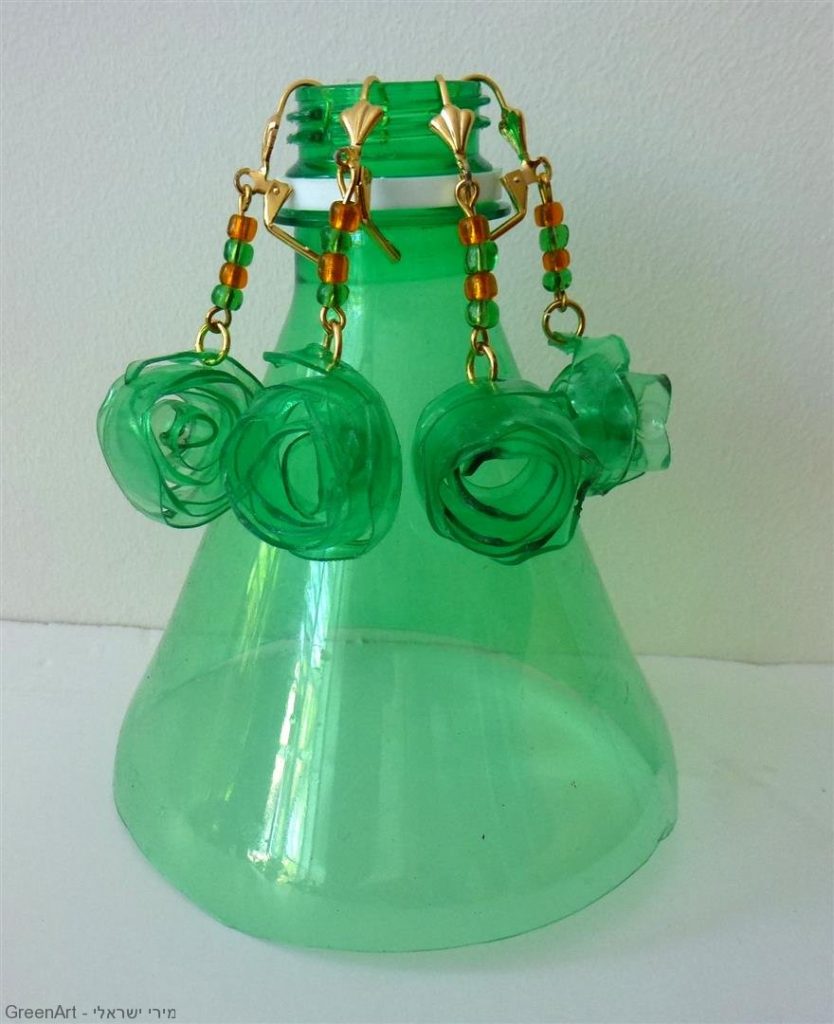 תכשיטים מקוריים שעיצבתי מבקבוקי פלסטיק צבעוניים.