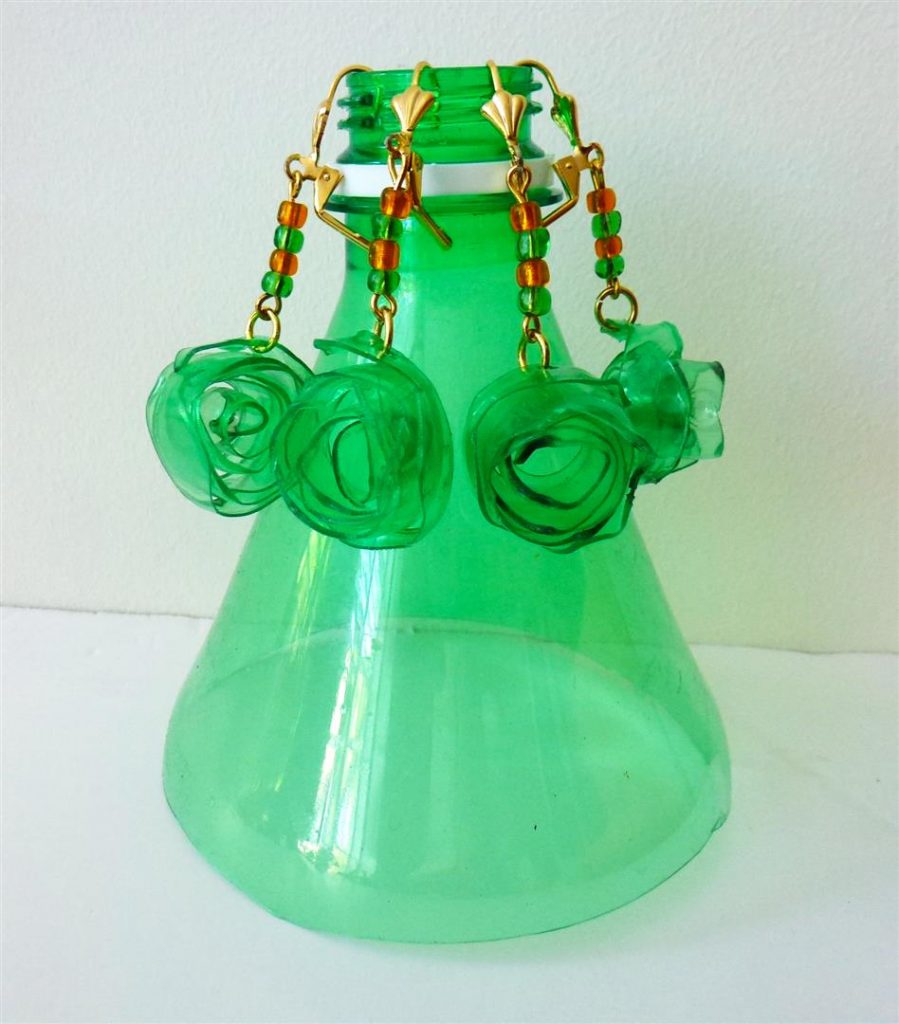 היינו פעם בקבוק פלסטיק ירוק והפכנו לעגילים זוהרים ומקוריים. כמה פשוט כמה יפה.Ecological jewelry