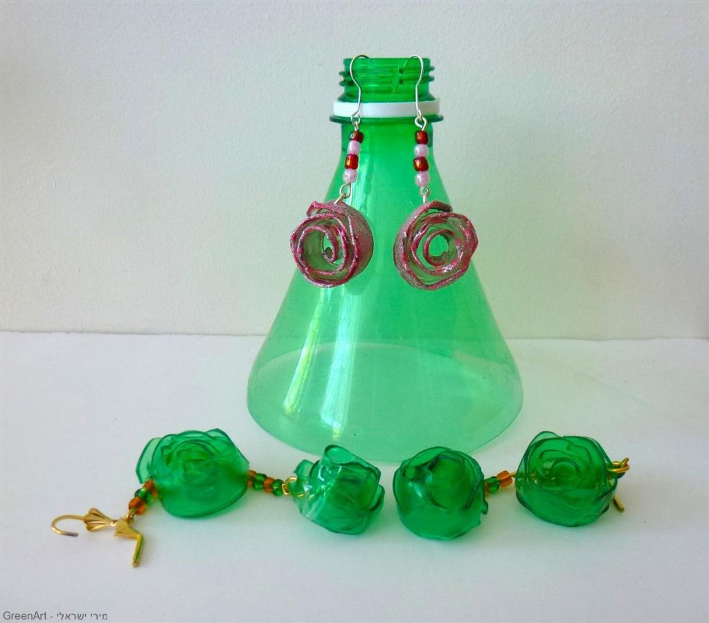 תכשיטים מקוריים מבקבוקי פלסטיק צבעוניים.