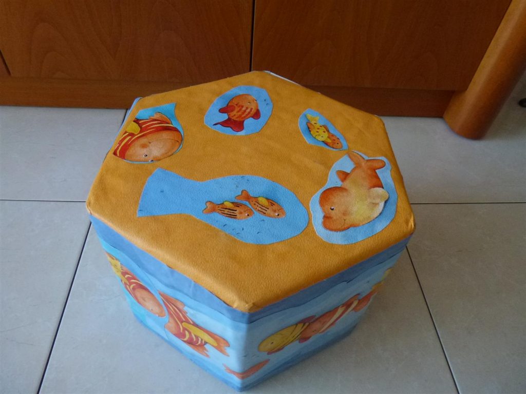 שרפרף מעוצב מקרטוני חלב בשימוש חוזר