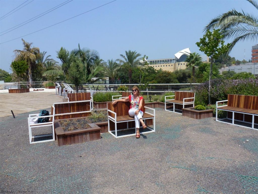 פינות ישיבה ומרגוע על גג המועצה לישראל יפה