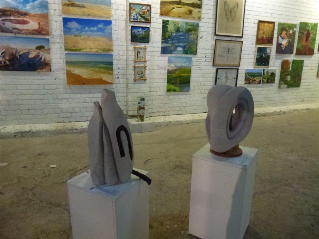 אמנים מציגים בתערוכת מעצבים סביבה יחסים בירוק בנמל יפו