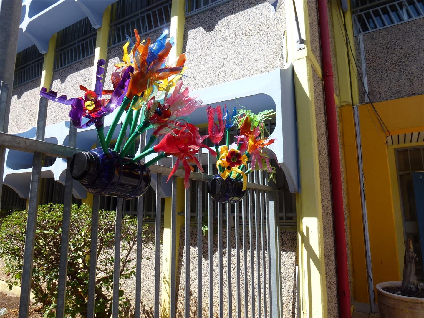 גדר הגן לאחר העיצוב  עם ילדי אמיר באדניות פרחוניות מבקבוקי פלסטיק