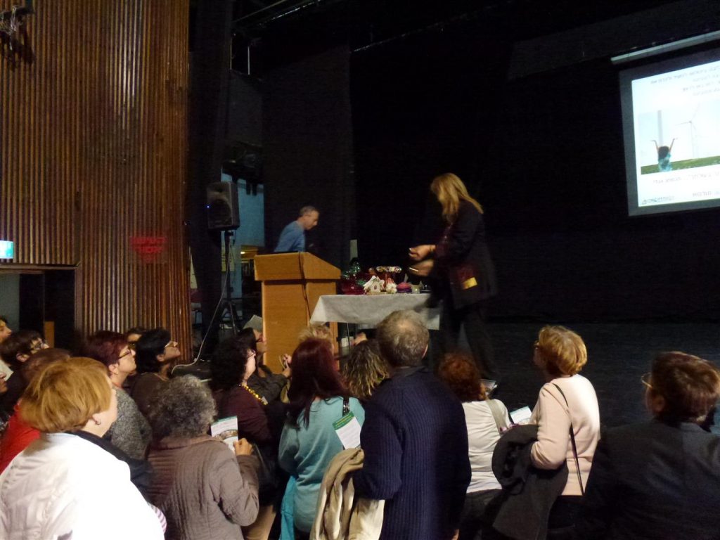 איך עושים שימוש חוזר בקבוקי בושם לתוצרים חדשים ושימושיים איך עושים שימוש חוזר בקבוקי בושם לתוצרים חדשים ושימושיים