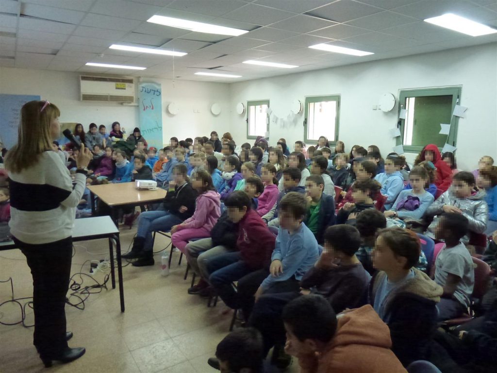 הרצאות לתלמידי בית הספר קשת מזכרת בתיה לקידום המודעות הסביבתית