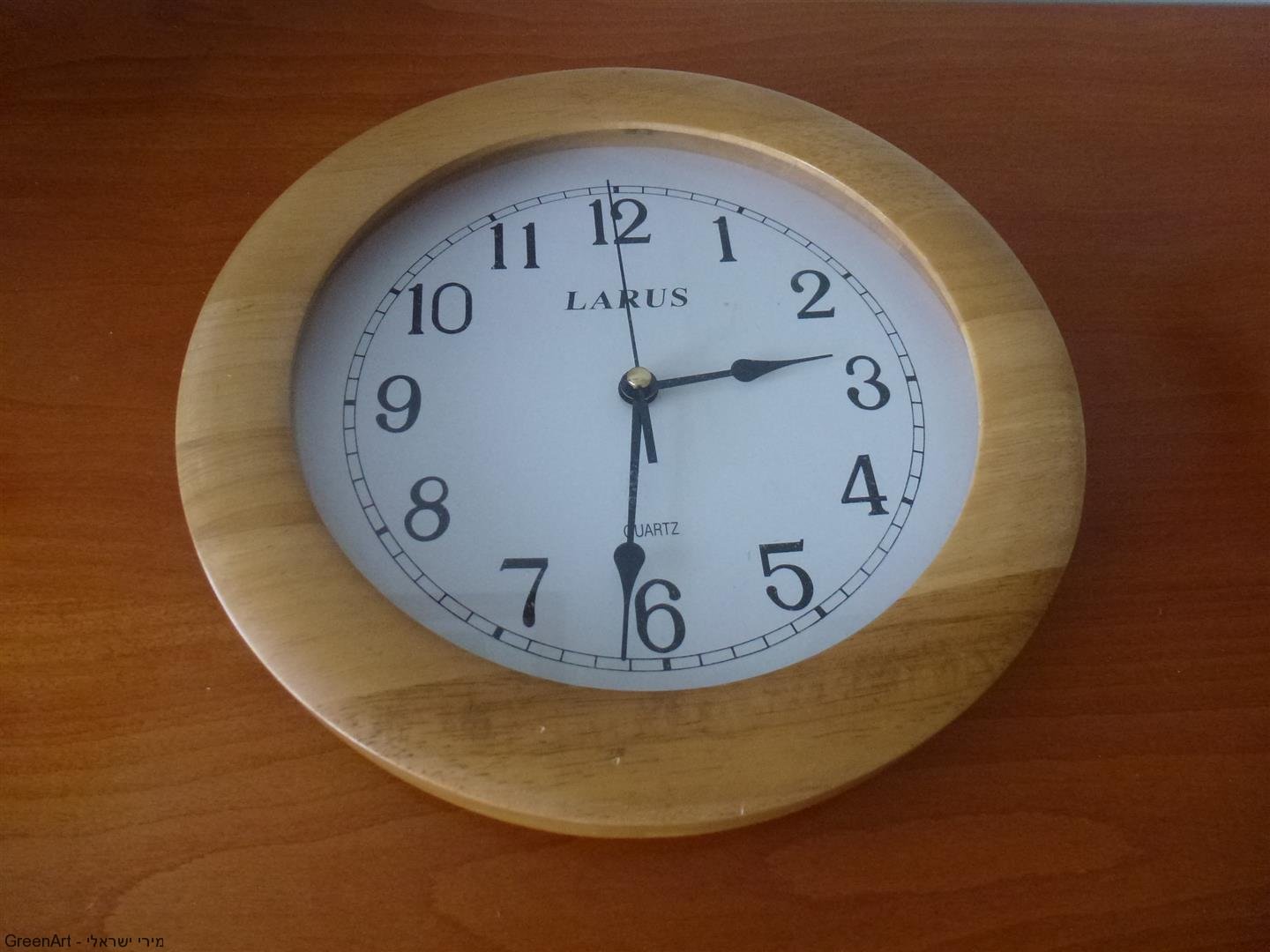 שעון ישן שיצא מכלל שימוש המשמש כבסיס לראש המסכה