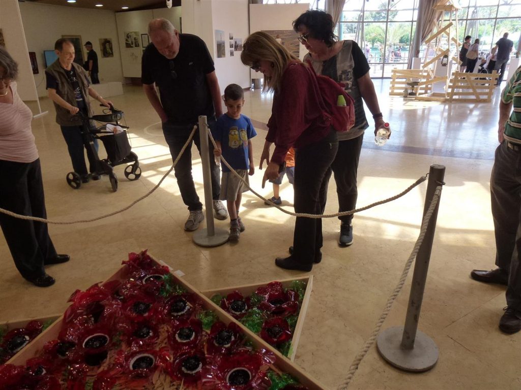 הסבר למשפחה ולנכדיי על המיצב מגן דוד צומח-דומם הסבר למשפחה ולנכדיי על המיצב מגן דוד צומח-דומם