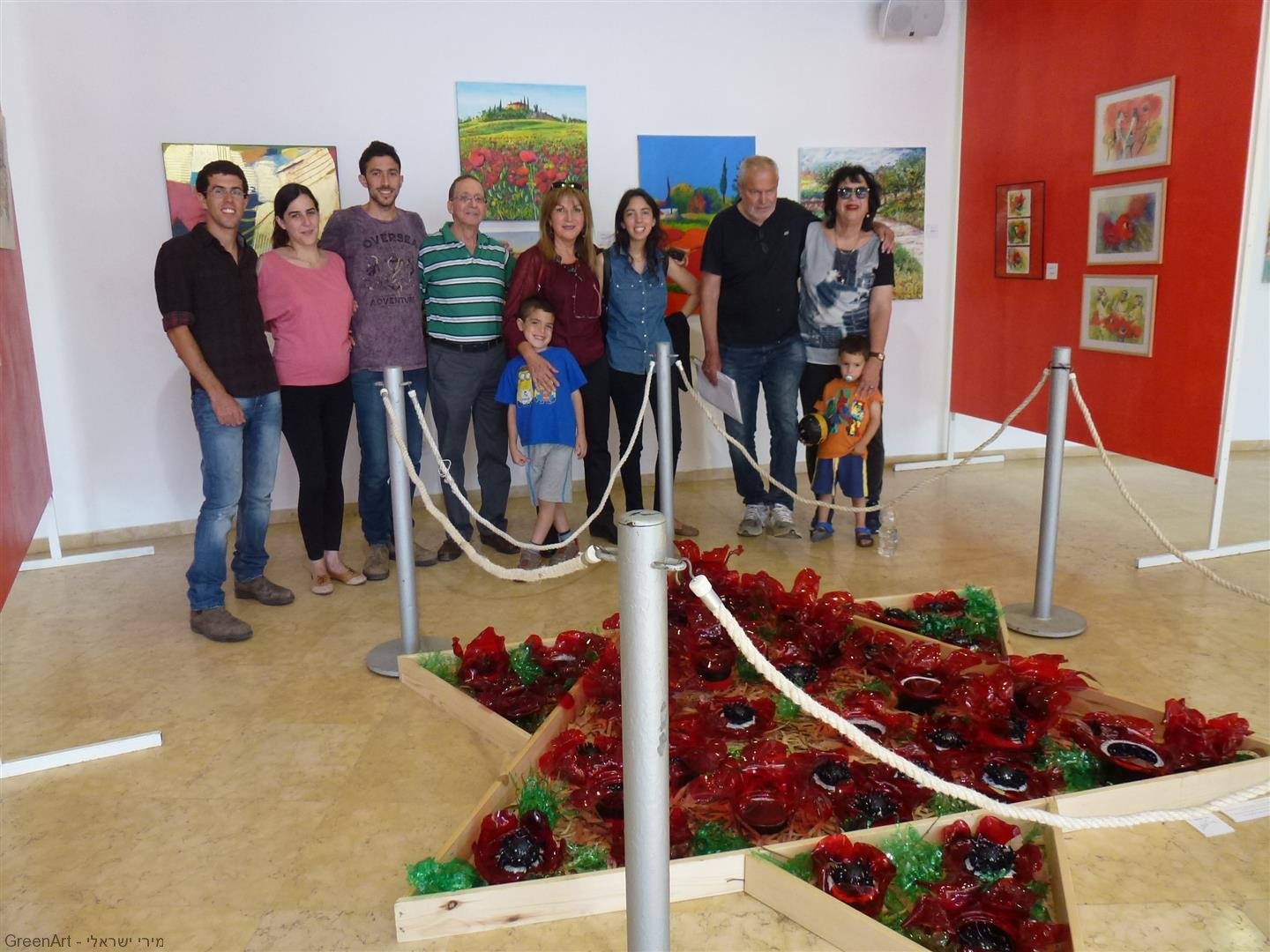 משפחתי בביקור בתערוכה ליד המיצב מגן דוד דומם-צומח 