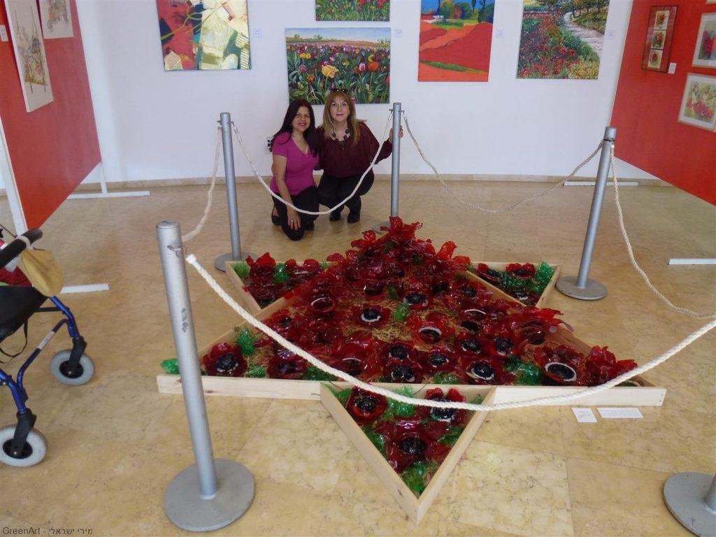 עם ניצה חברתי האמנית ליד המיצב מגן דוד צומח-דומם עם ניצה חברתי האמנית ליד המיצב מגן דוד צומח-דומם