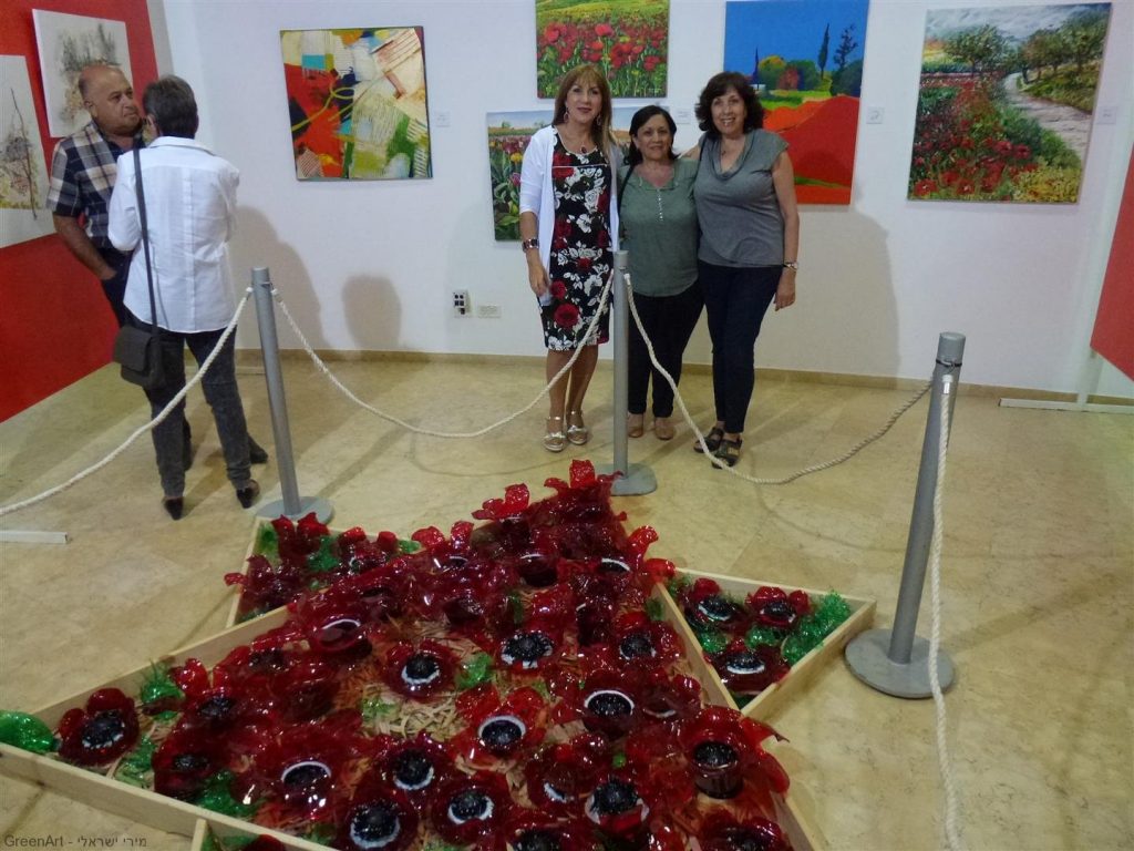 חברותיי לינדה ולילי באירוע הפתיחה של התערוכה חברותיי לינדה ולילי באירוע הפתיחה של התערוכה