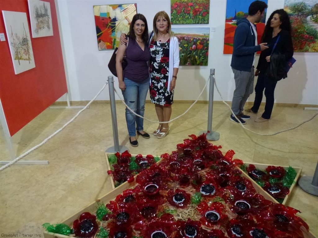 עם ויקי מוצפי הצלמת המלווה אותי בכל הפרויקטים עם ויקי מוצפי הצלמת המלווה אותי בכל הפרויקטים