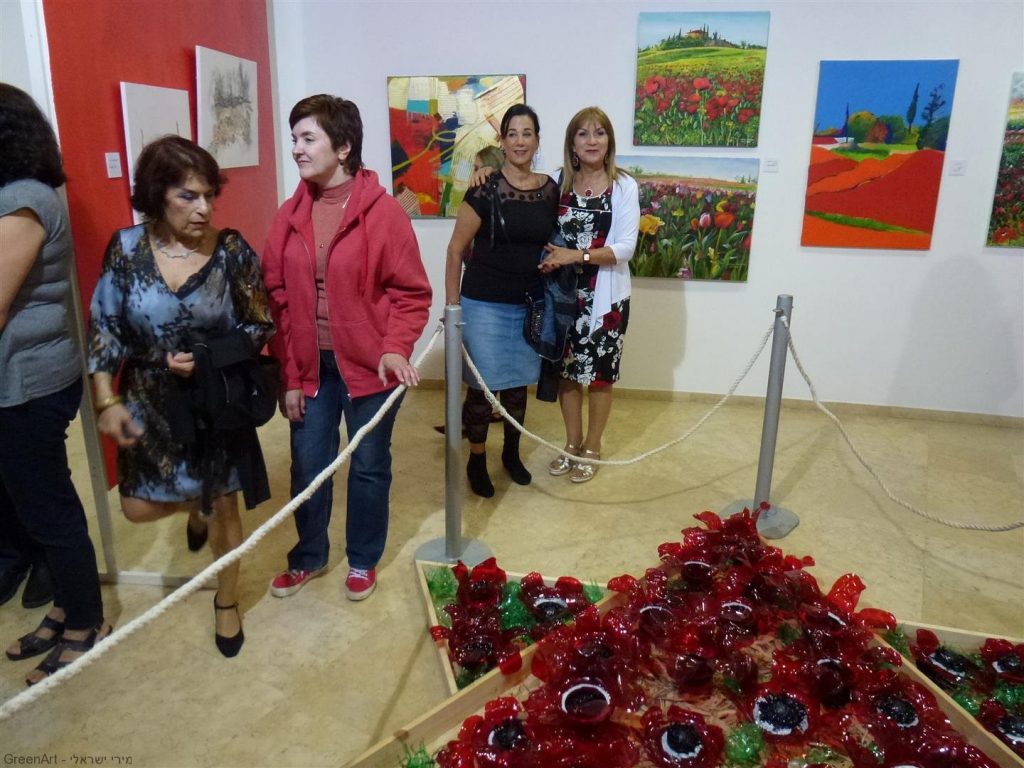 עם חברתי היקרה ורד נוי המלווה אותי בכל התערוכות עם חברתי היקרה ורד נוי המלווה אותי בכל התערוכות