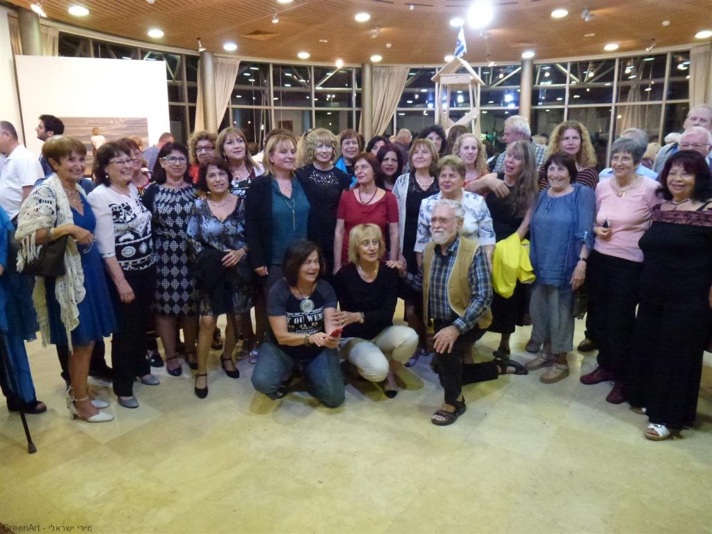 תמונה קבוצתית של אמני מוזה המציגים בתערוכה תמונה קבוצתית של אמני מוזה המציגים בתערוכה