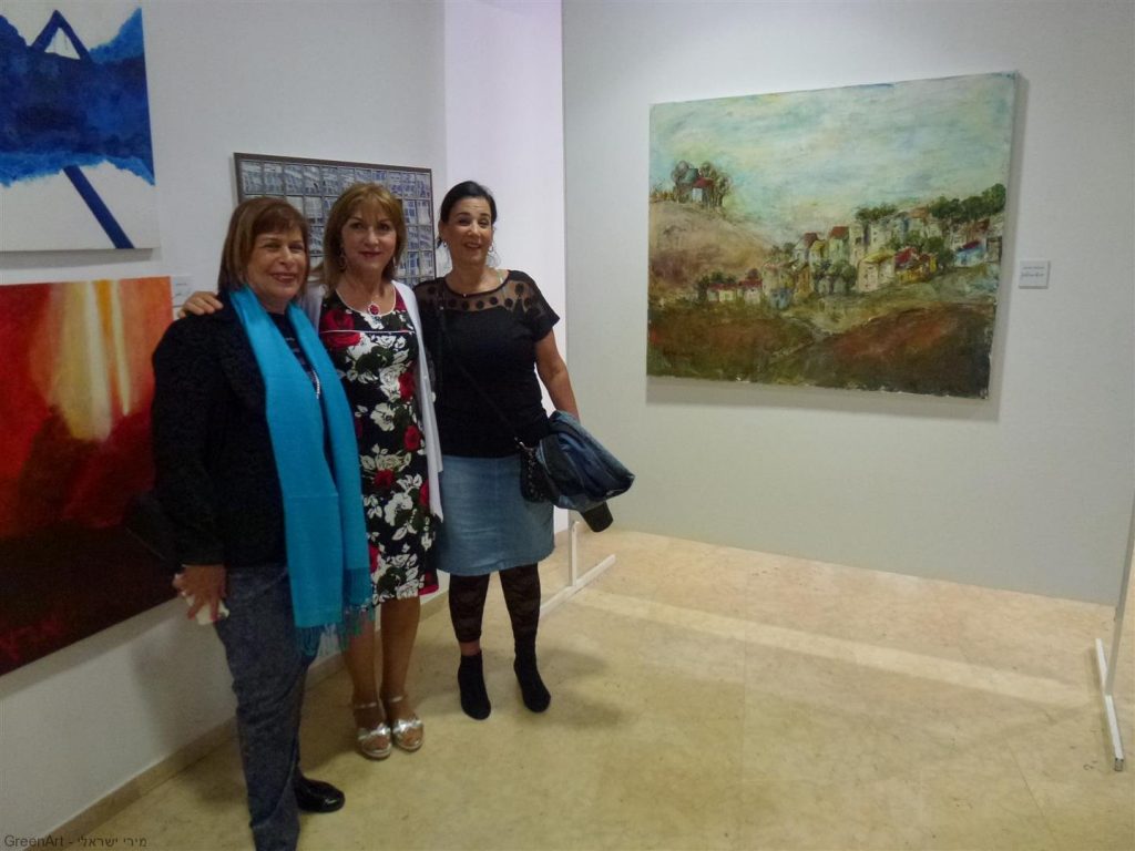 אני וורד מפרגנות למרגלית ר'גואן ליד יצירתה הנהדרת אני וורד מפרגנות למרגלית ר'גואן ליד יצירתה הנהדרת