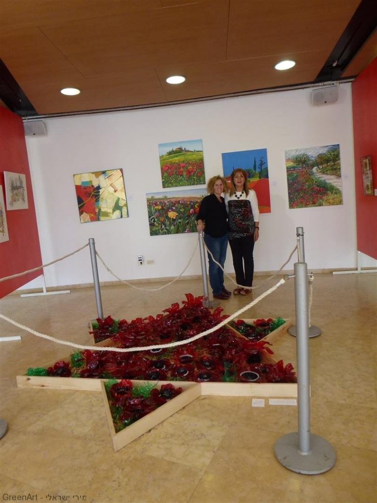 עם האורחת שלי האמנית שלומית טמיר בביקורה בתערוכה עם האורחת שלי האמנית שלומית טמיר בביקורה בתערוכה