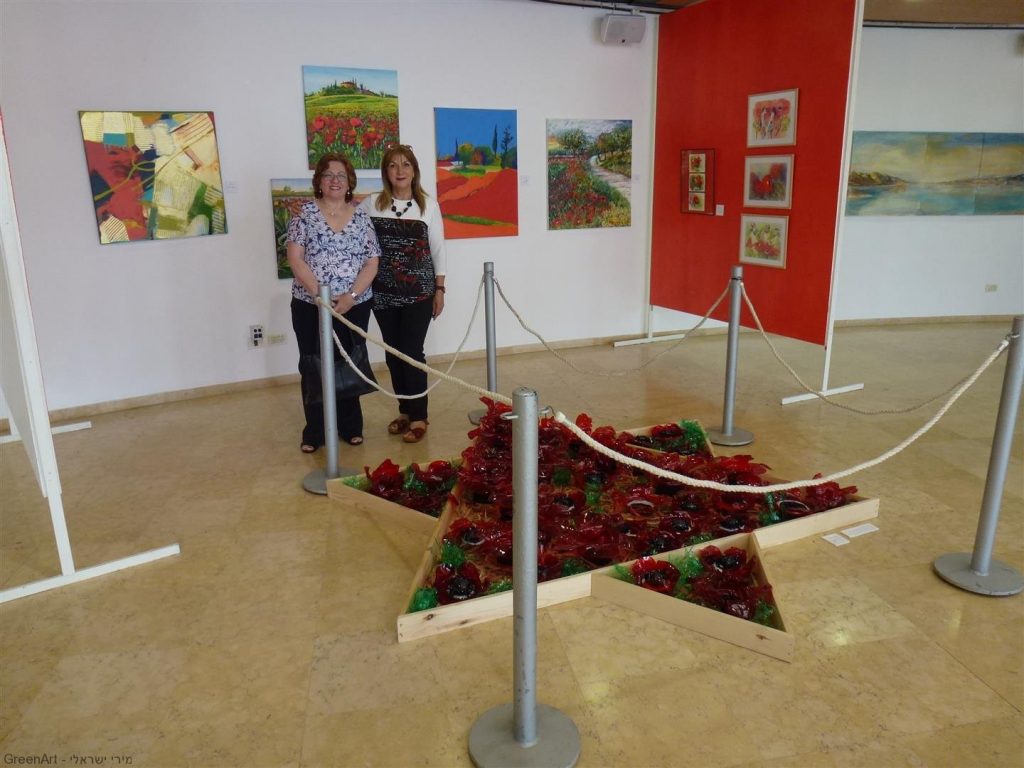 עם חברתי דינה בביקורה בתערוכה עם חברתי דינה בביקורה בתערוכה