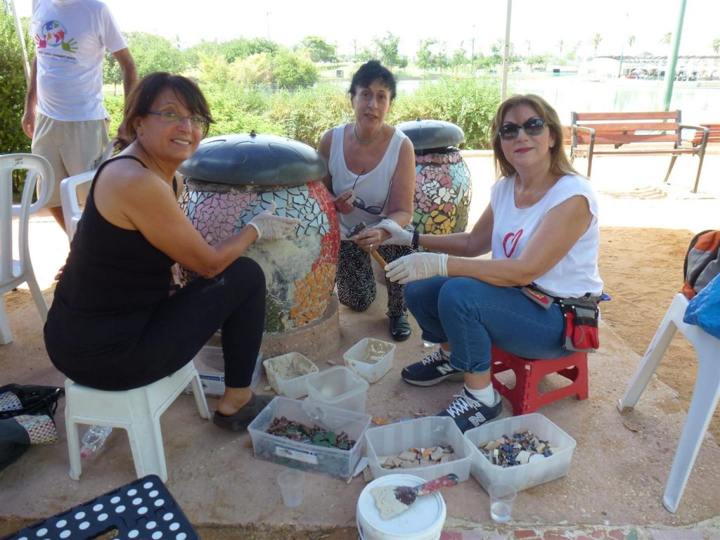  עם רותי וחיימי המתנדבות המתמידות בשיקום עבודות הפסיפס שבגן