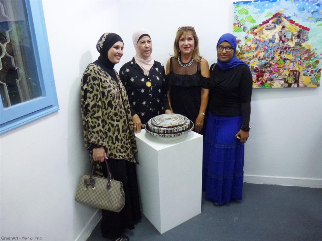 עם אורחות אמניות העיר טירה שמוזה פועלת לשיתוף פעולה עמם לקידום האמנות