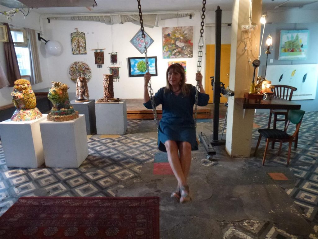 מתנדנדת על הנדנדה בסטודיו קנטי ביפו בה מוצגת התערוכה מתנדנדת על הנדנדה בסטודיו קנטי ביפו בה מוצגת התערוכה