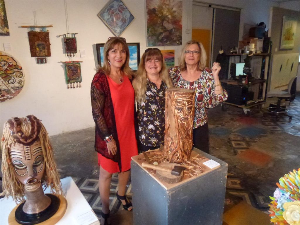 עם רחל זיו האוצרת וענבר פיאנקו אמנית המציגה בתערוכה עם רחל זיו האוצרת וענבר פיאנקו אמנית המציגה בתערוכה