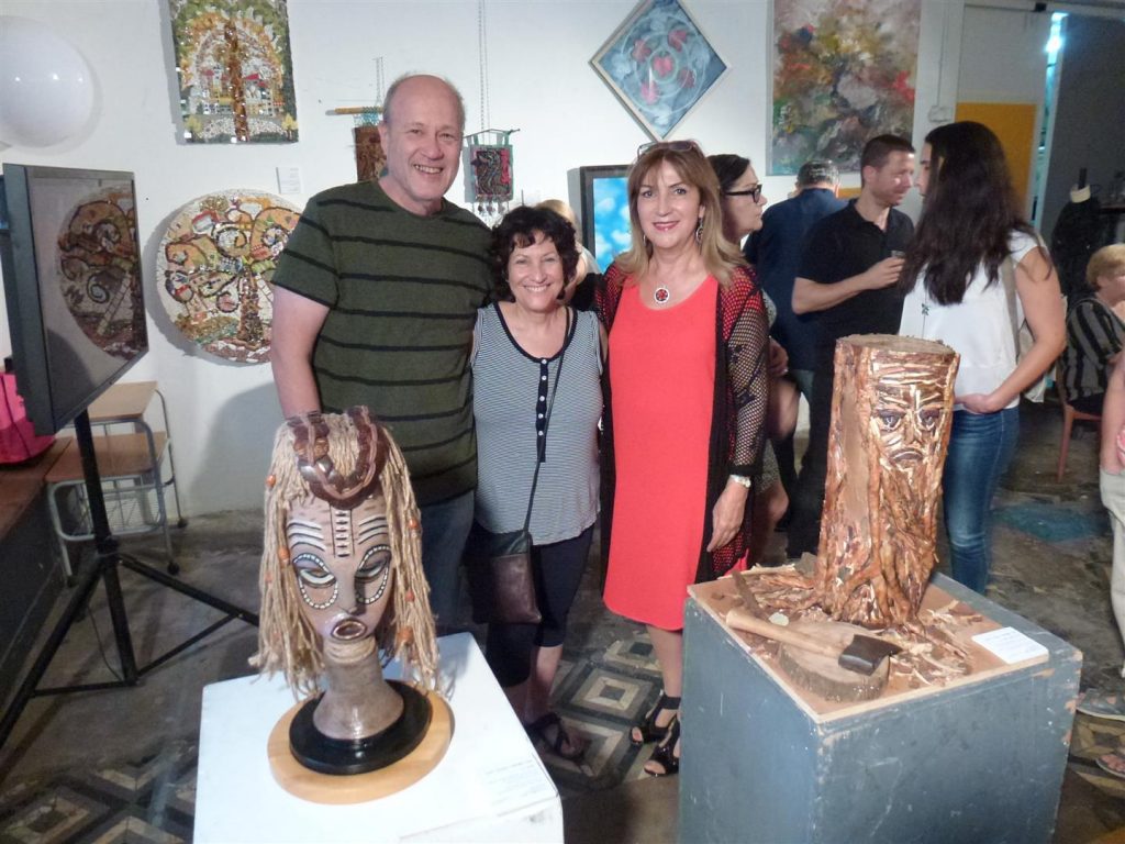 עם האמן משה אלון חברי ממוזה רעננה ורעייתו עם האמן משה אלון חברי ממוזה רעננה ורעייתו