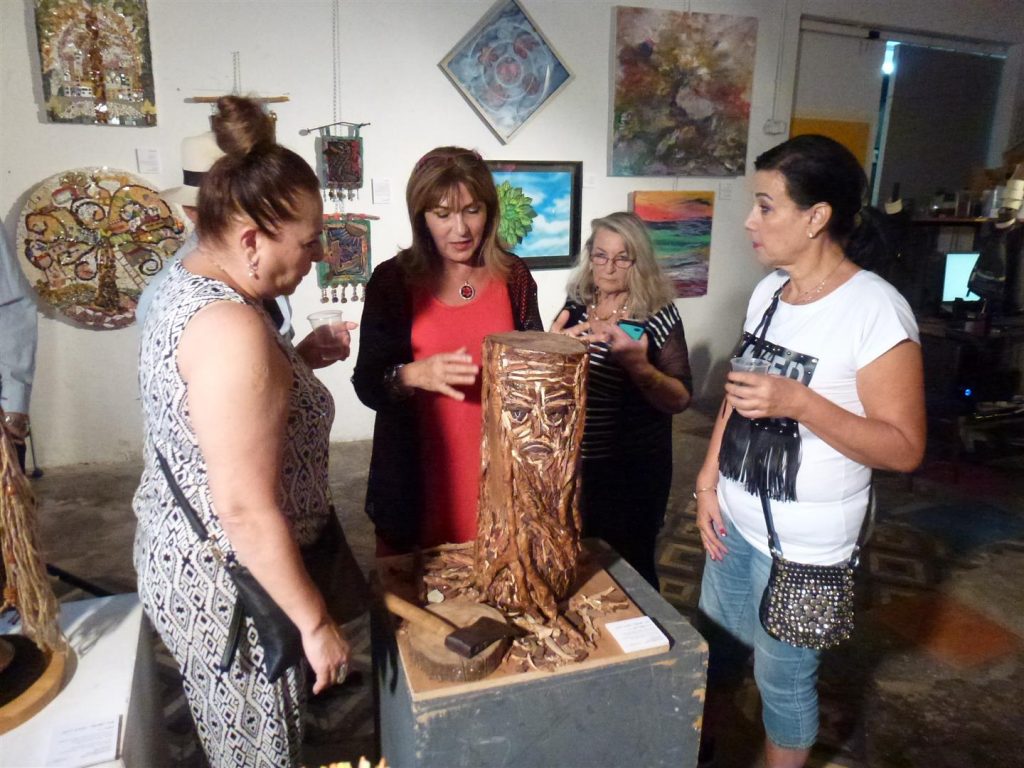 חברותיי ורד ומלי מקבלות הסבר על היצירות- שהשעון קיר מבית אמא של מלי משמש כבסיס לפסל המסכה חברותיי ורד ומלי מקבלות הסבר על היצירות- שהשעון קיר מבית אמא של מלי משמש כבסיס לפסל המסכה