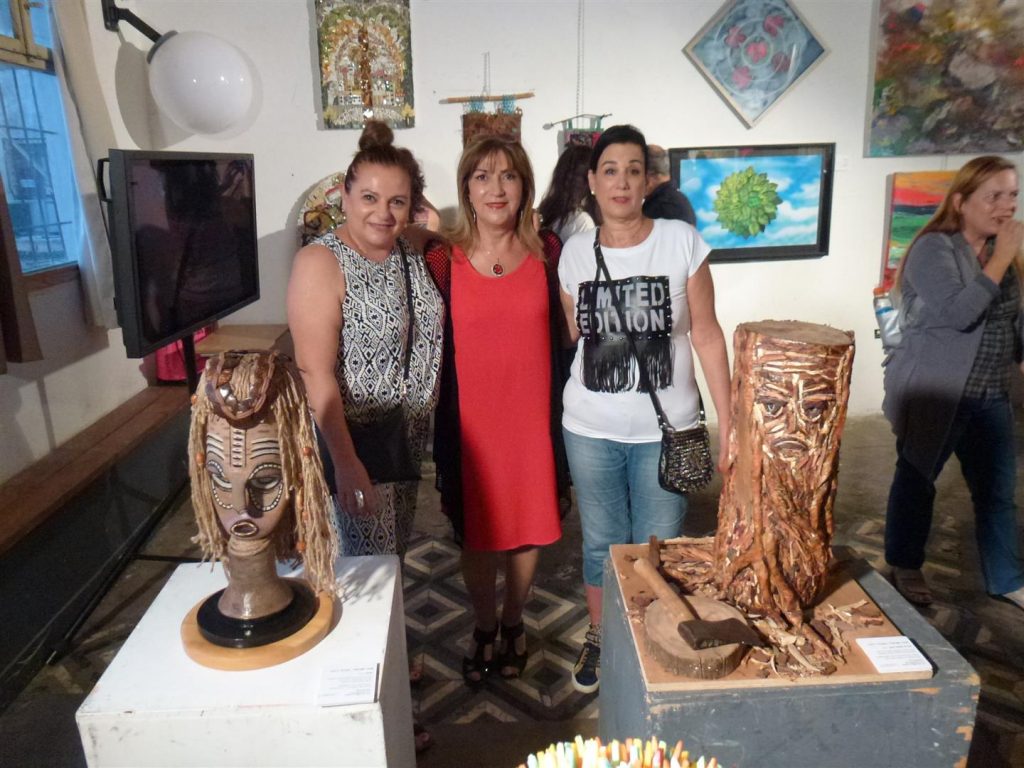 שמחתי להציג למלי שהשעון קיר מבית אמא שלה משמש כבסיס לפסל המסכה שמחתי להציג למלי שהשעון קיר מבית אמא שלה משמש כבסיס לפסל המסכה