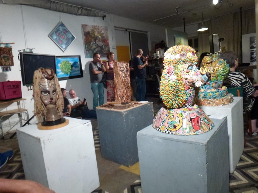 מבקרים בתערוכת חיבוק ירוק 2 מבקרים בתערוכת חיבוק ירוק 2