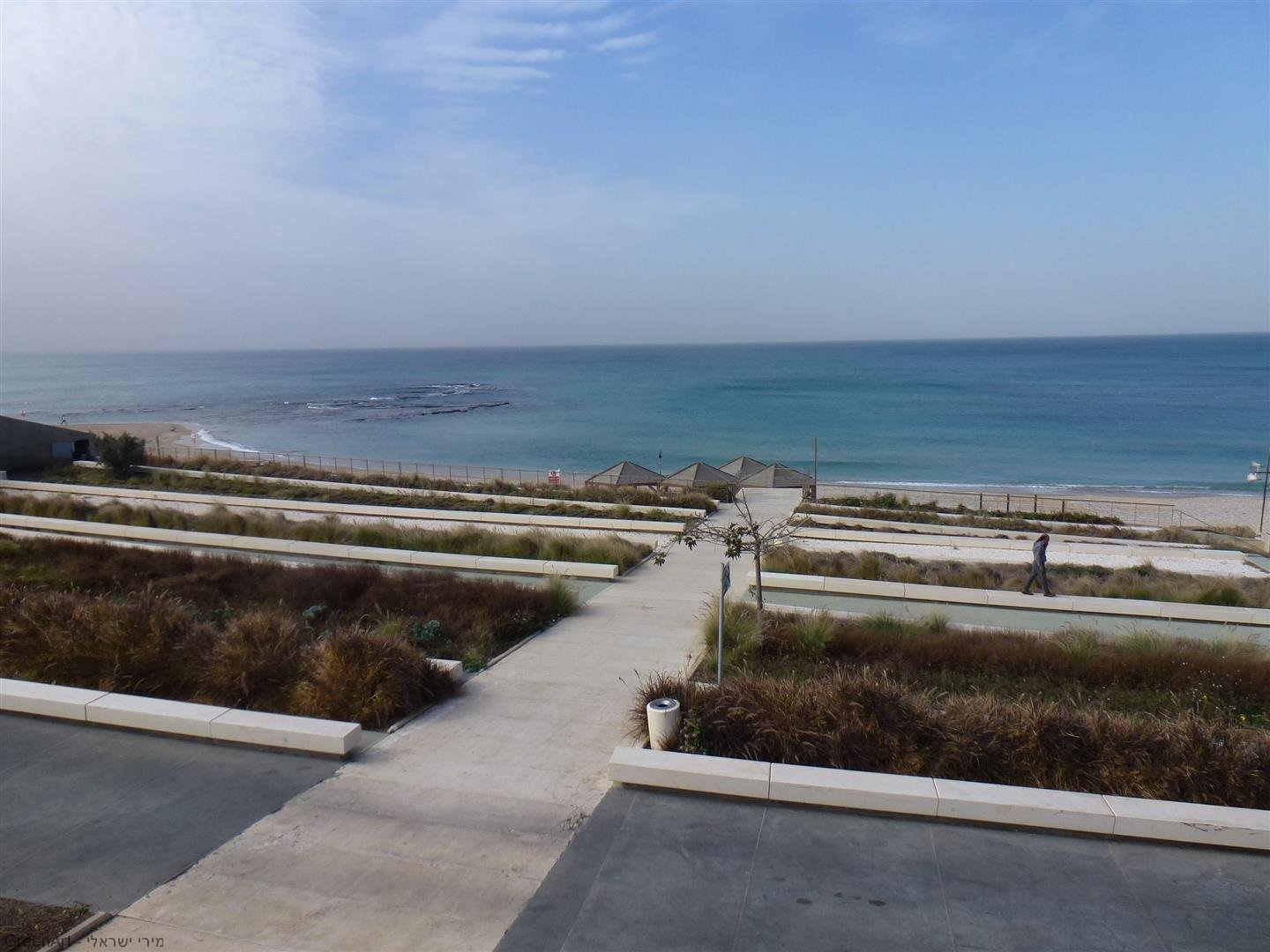 מבט מפארק השלום היורד לחוף יפו ממרכז פרס לשלום