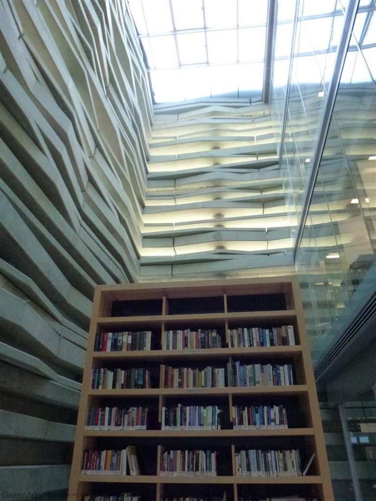 מבט מקומה 2 על חלל חדר הספרייה המרשים שבבית פרס לשלום