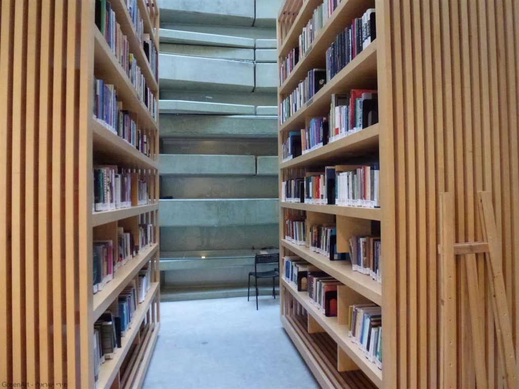 מבט לארכיון ולספרייה המרשימה במרכז פרס לשלום