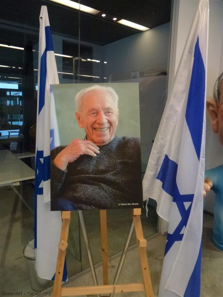 תמונתו של הנשיא שמעון פרס המוצבת בחדר הספרייה שבמרכז