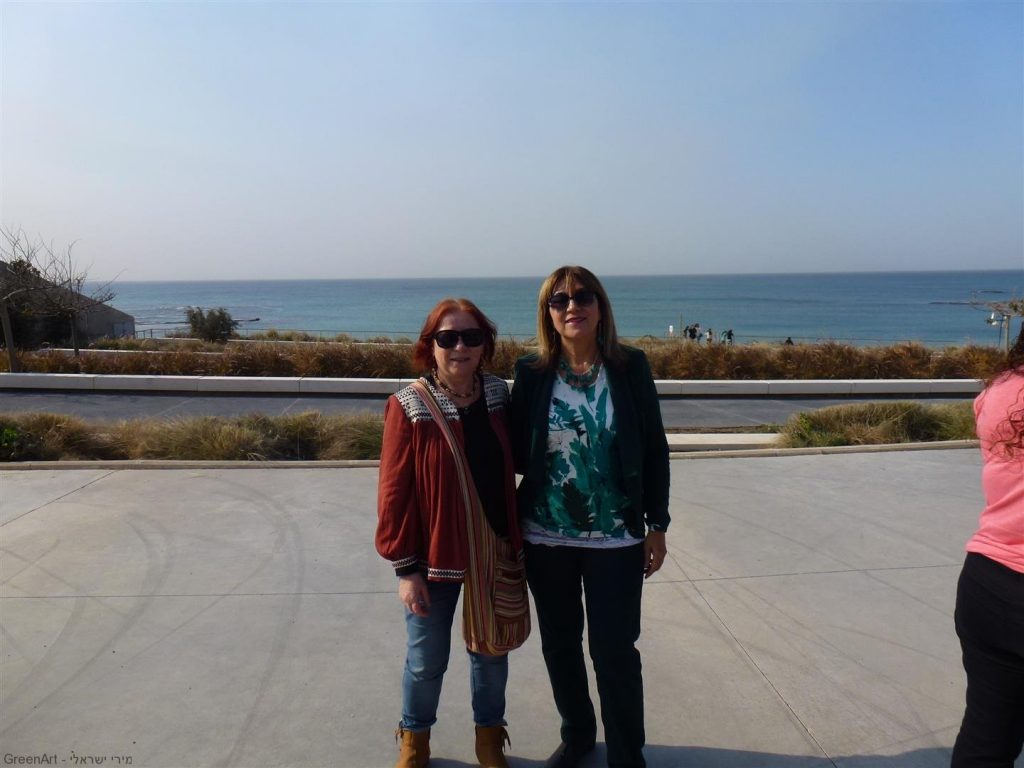 אני וג'ני ברחבה היורדת לחוף הים בפארק השלום ביפו
