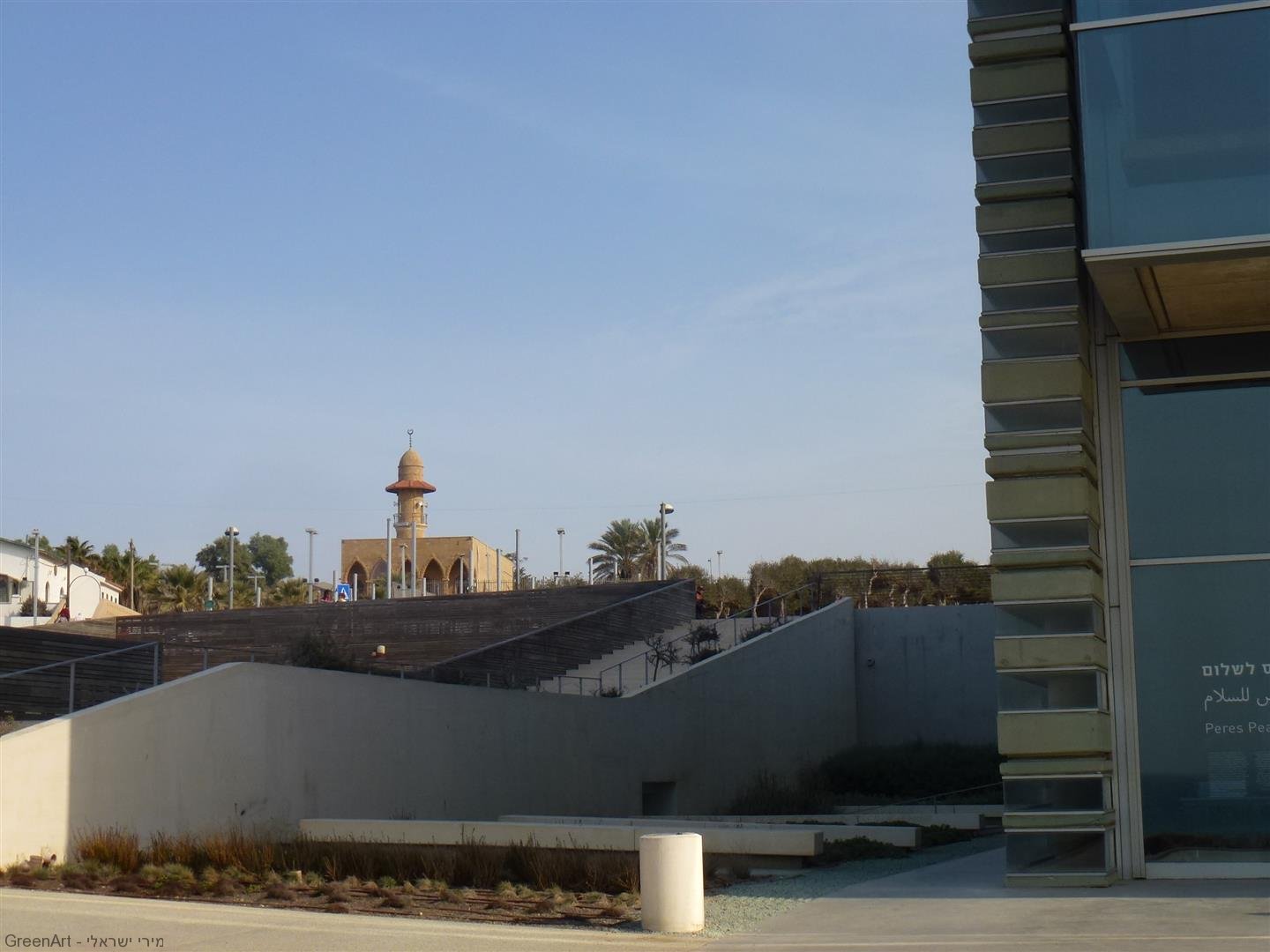 מסגד מוסלמי בשכונה עג'מי ביפו מאחורי מרכז פרס לשלום