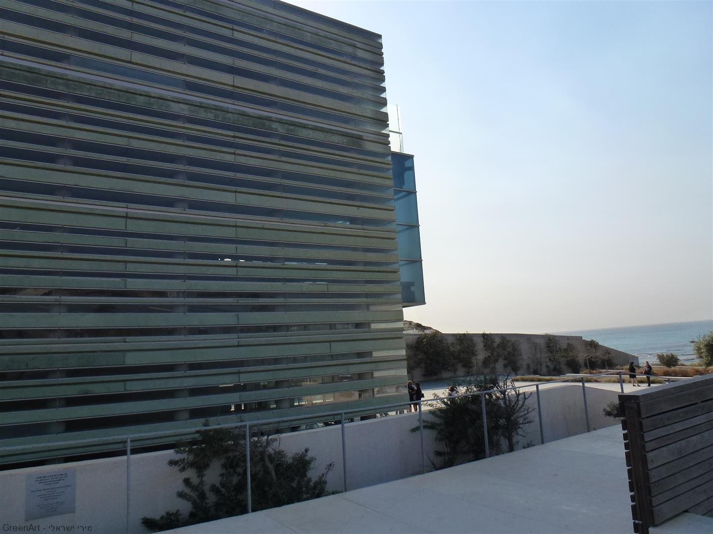 מבט לחזית הצפונית של המבנה המצופה משטחים של בטון וזכוכית 