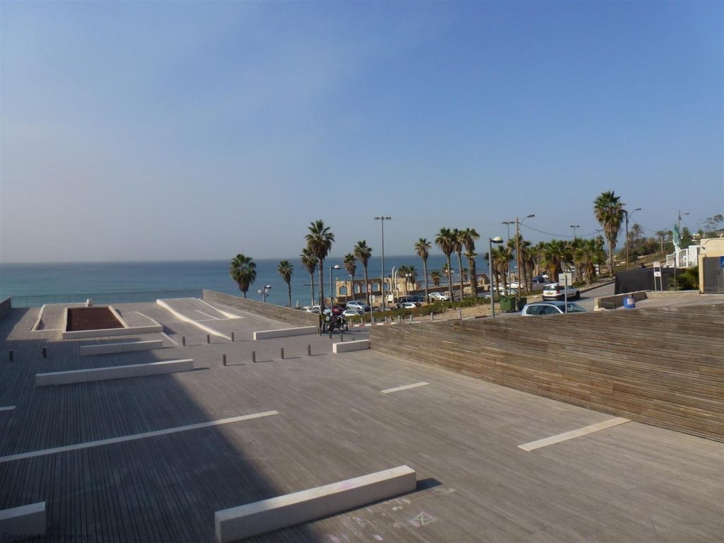 מבט לפארק השלום הנושק לחוף הים ביפו