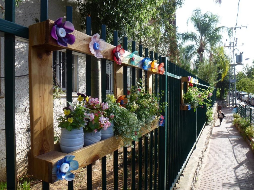 פיסול סביבתי באדניות פרחוניות לטיפוח חזית בית הספר ברטוב רעננה