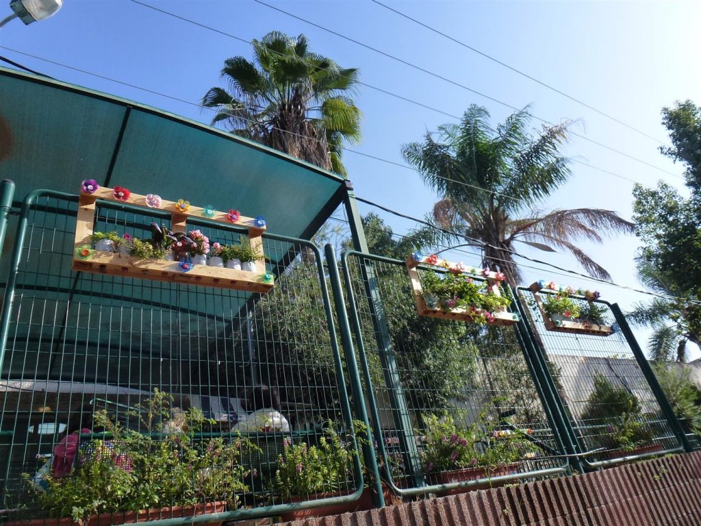 פיסול סביבתי ביצירת אדניות פרחוניות מרהיבות מחומרים ממוחזרים שעברו מהפך מן הפח