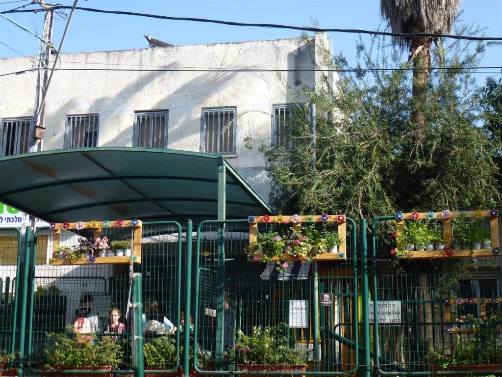 פיסול סביבתי - אדניות תלויות מפסולת עירונית לפריחה צבעונית בבית ספר ברטוב רעננה
