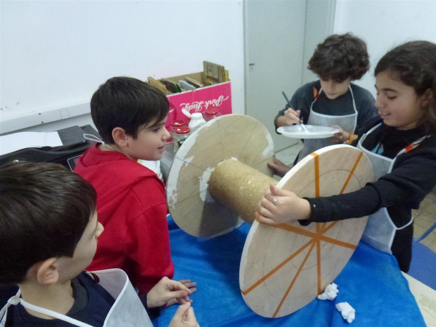 תלמידי הגפן בעבודת צוות משותפת בעיצוב גליל העץ לשולחן חדש