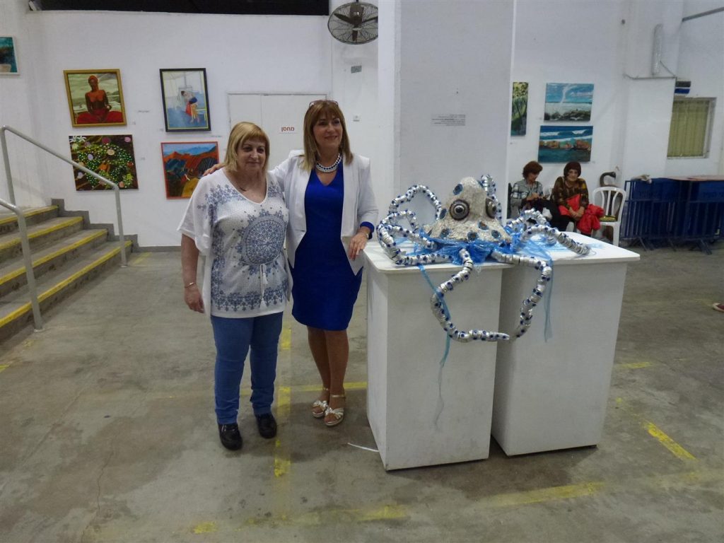 עם שירי מאיר מפיקת התערוכה של איגוד אמני ישראל