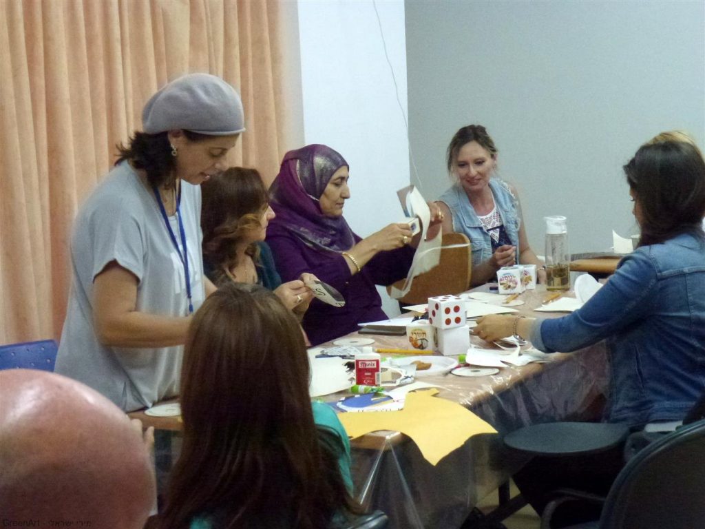 תענוג לראות את חדוות היצירה של המורים בסדנת היצירה לאמנות ירוקה