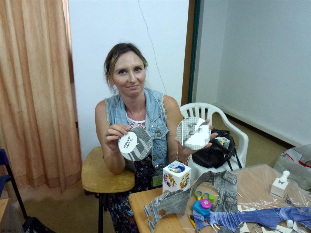 מעמד לטלפון סלולרי ותחתיות למשקאות קלים - אמנות שימושית וסביבתית