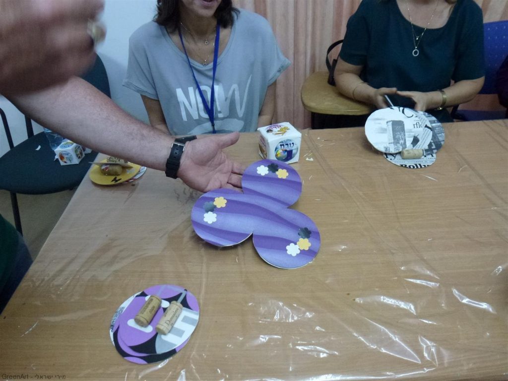 מעמד לטלפון סלולרי ותחתיות למשקאות קלים - אמנות שימושית וסביבתית