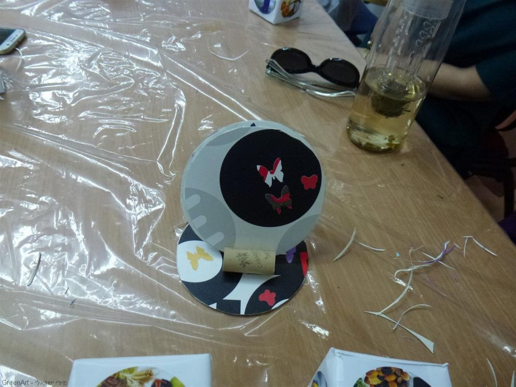 מעמד לטלפון סלולרי ותחתיות למשקאות קלים - אמנות שימושית וסביבתית.