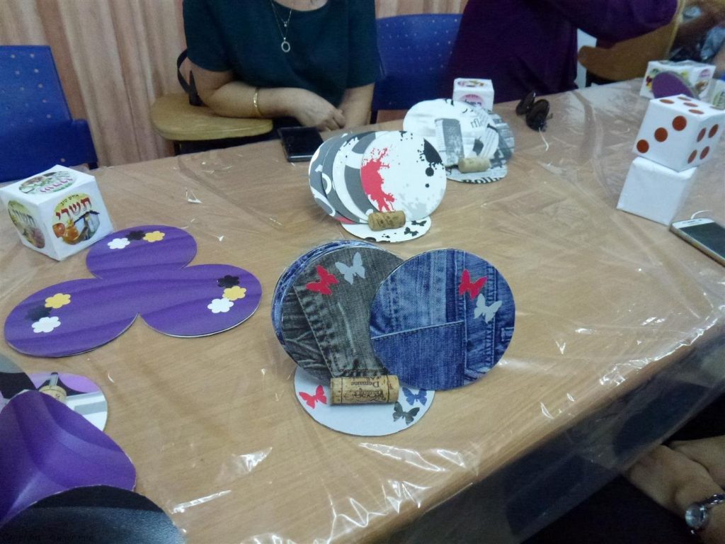 יצירות שיצרו המורים בחומרים בשימוש חוזר בסדנת היצירה לאמנות ירוקה