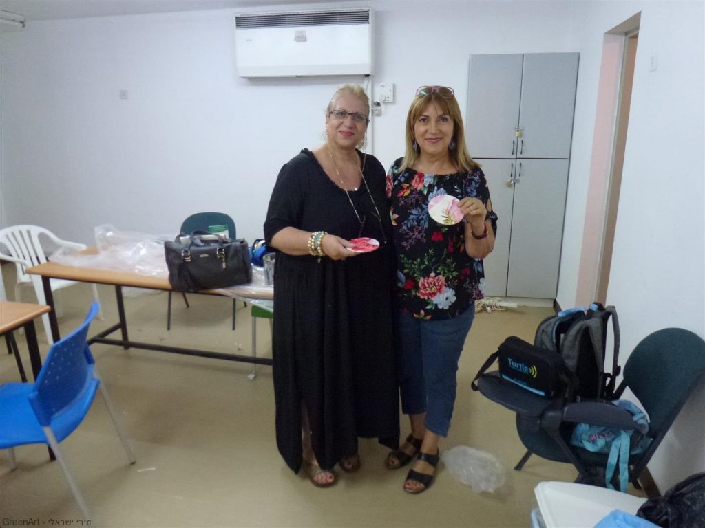 עם המורה יולנדה יהודית אלבז היצירתית בסדנת יצירה למורי בית הספר -העמק- בעפולה