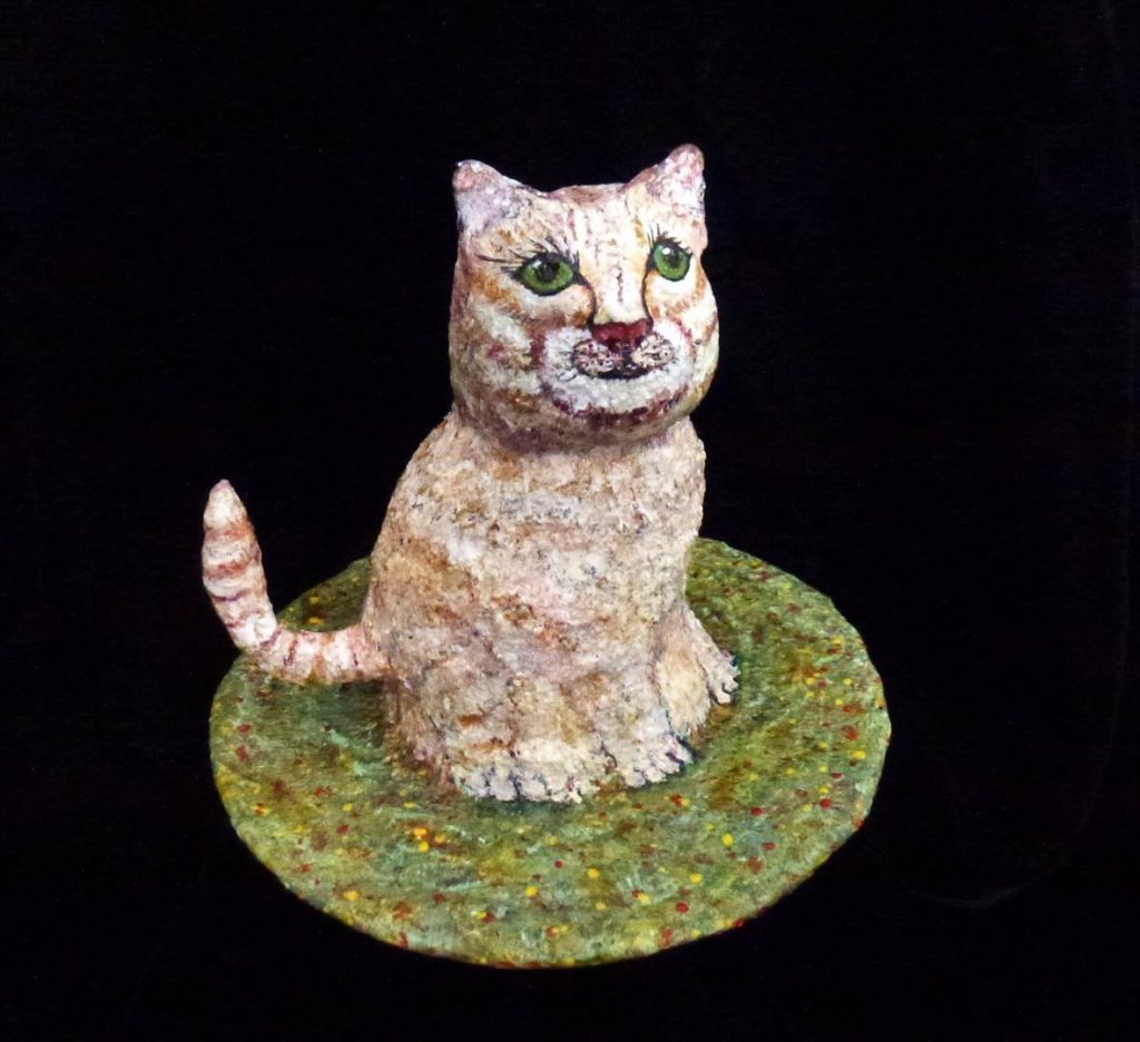 פיסול חתלתול מקרטון ועיסת נייר paper mache פיסול חתלתול מקרטון ועיסת נייר paper mache