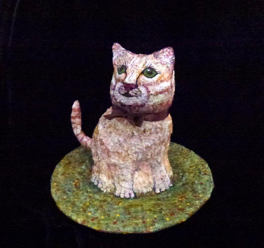 פיסול חתלתול מקרטון ועיסת נייר paper mache פיסול חתלתול מקרטון ועיסת נייר paper mache