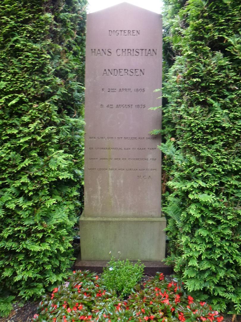 קברו של הסופר והמשורר הדני הנס כריסטיאן אנדרסן